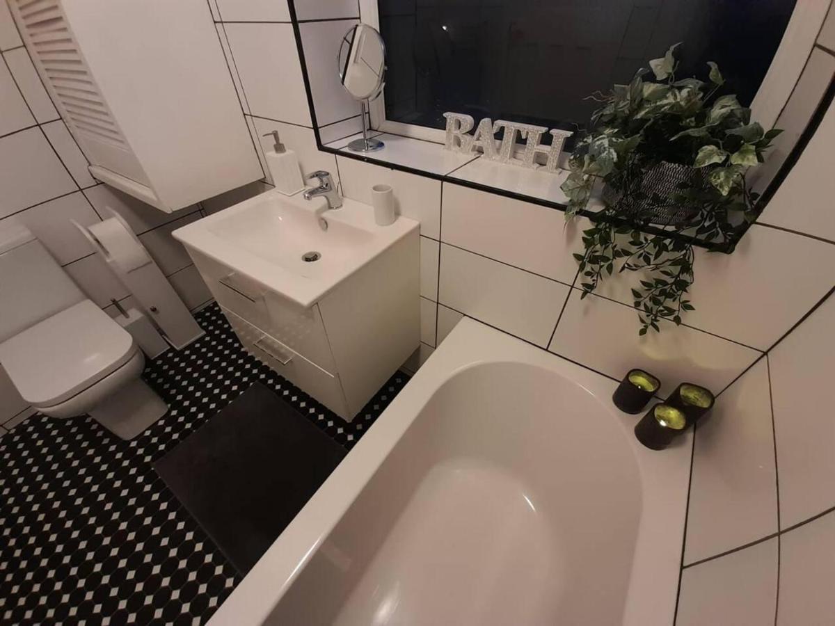 הוילה Bright 4-Bed House 15 Min To Manchester Centre מראה חיצוני תמונה