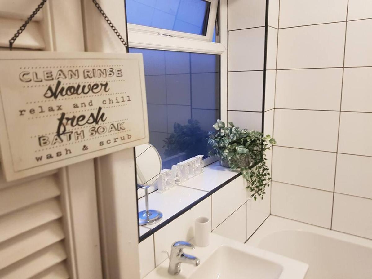 הוילה Bright 4-Bed House 15 Min To Manchester Centre מראה חיצוני תמונה