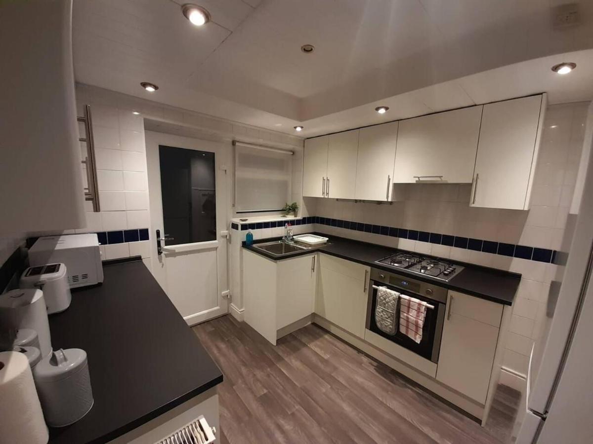 הוילה Bright 4-Bed House 15 Min To Manchester Centre מראה חיצוני תמונה