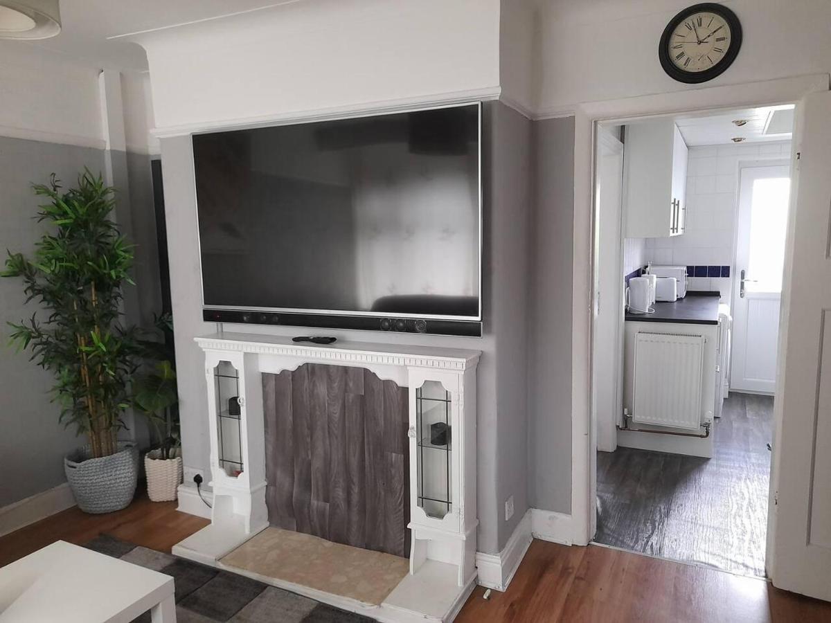 הוילה Bright 4-Bed House 15 Min To Manchester Centre מראה חיצוני תמונה