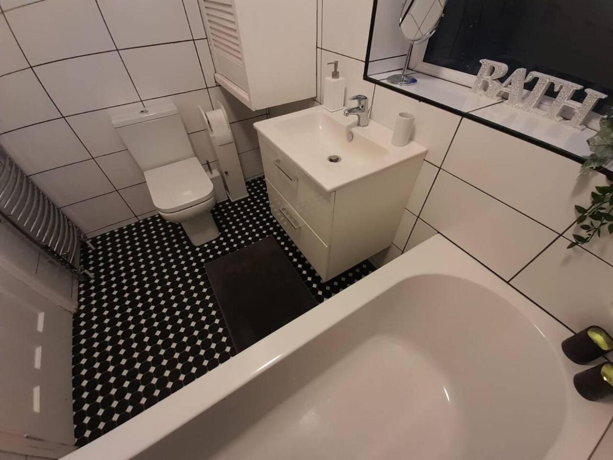 הוילה Bright 4-Bed House 15 Min To Manchester Centre מראה חיצוני תמונה
