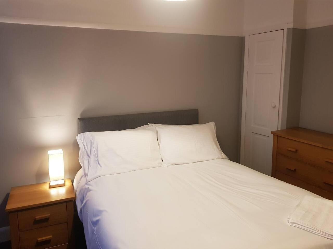 הוילה Bright 4-Bed House 15 Min To Manchester Centre מראה חיצוני תמונה