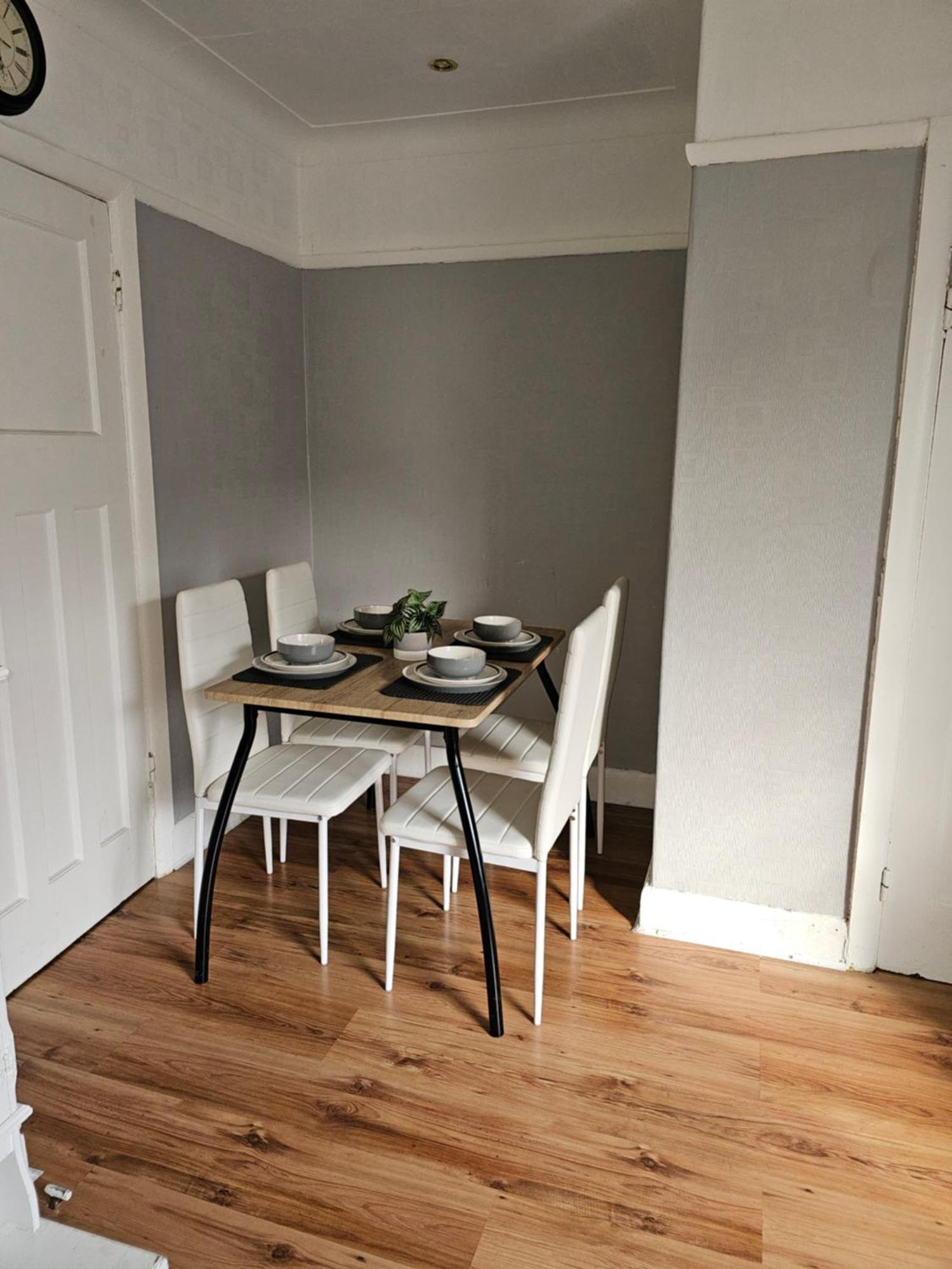 הוילה Bright 4-Bed House 15 Min To Manchester Centre מראה חיצוני תמונה